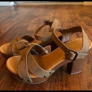 Last chance. SODA block heel wedges